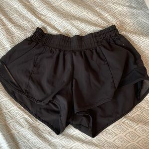 Lululemon Hotty Hot 2.5 black shorts
